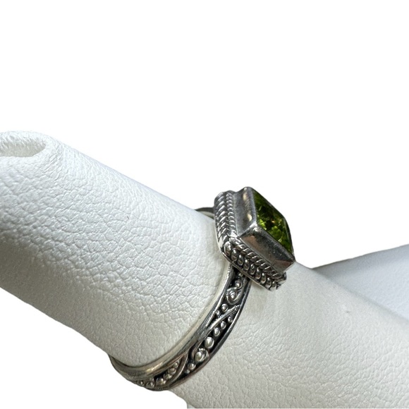 925 stamped silver and green ring. Artisan work around entire band. Size 5 - Picture 4 of 10